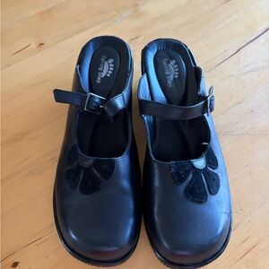 Spring Step Black Leather Mary Jane Clogs with Suede Floral Appliqué